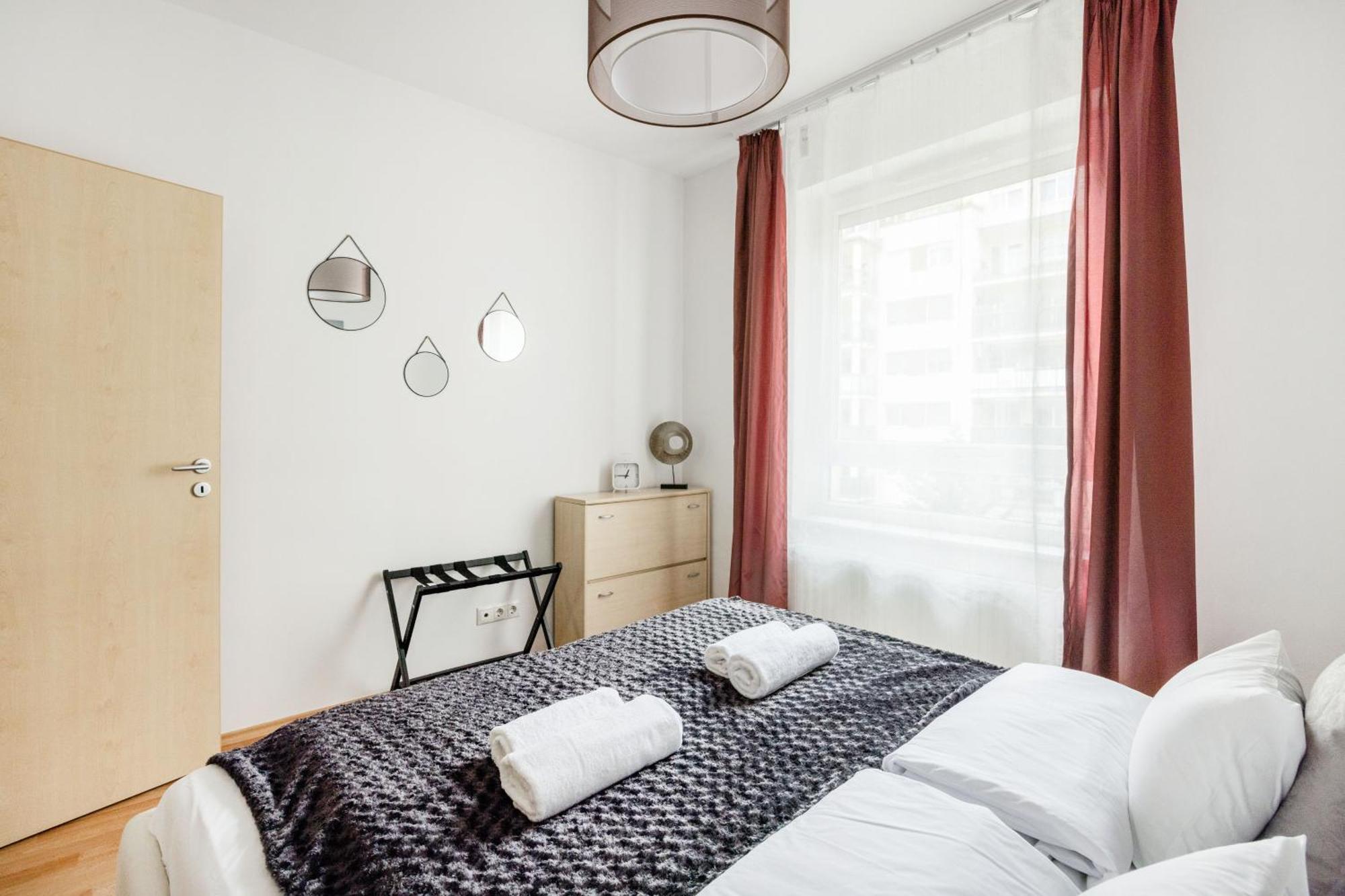 Modern Two-Bedroom Apartment With Free Parking — Photos 3