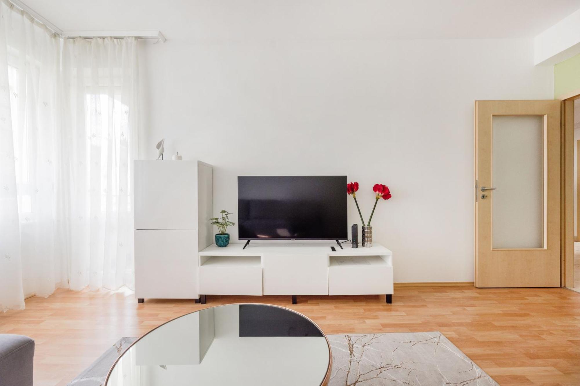 Modern Two-Bedroom Apartment With Free Parking — Photos 2