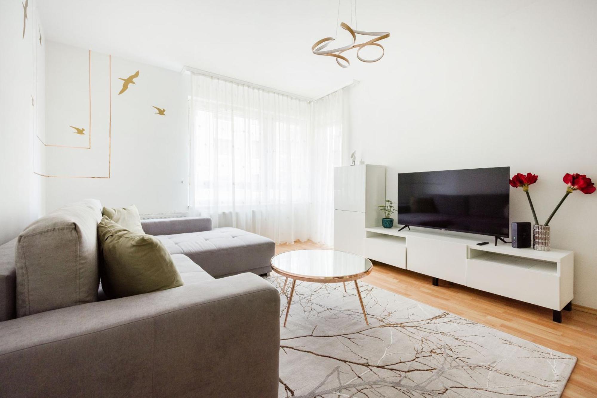 Modern Two-Bedroom Apartment With Free Parking — Photos 1